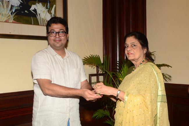 Esha Banerjee felicitating Guest Author Saptarshi Mallick. Photo: PKF 