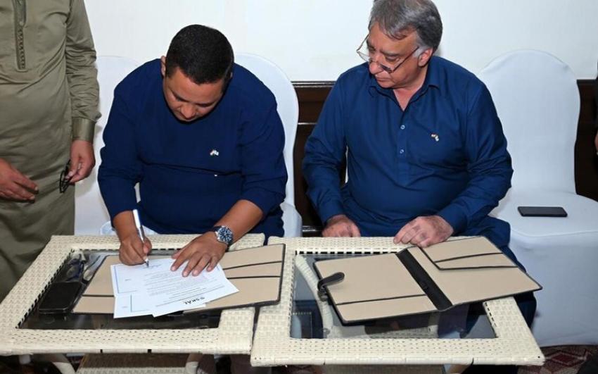 Amin Asghar and Abdul Wahid Malik sign an MoU marking the merger of the clubs. Photo: Organisers